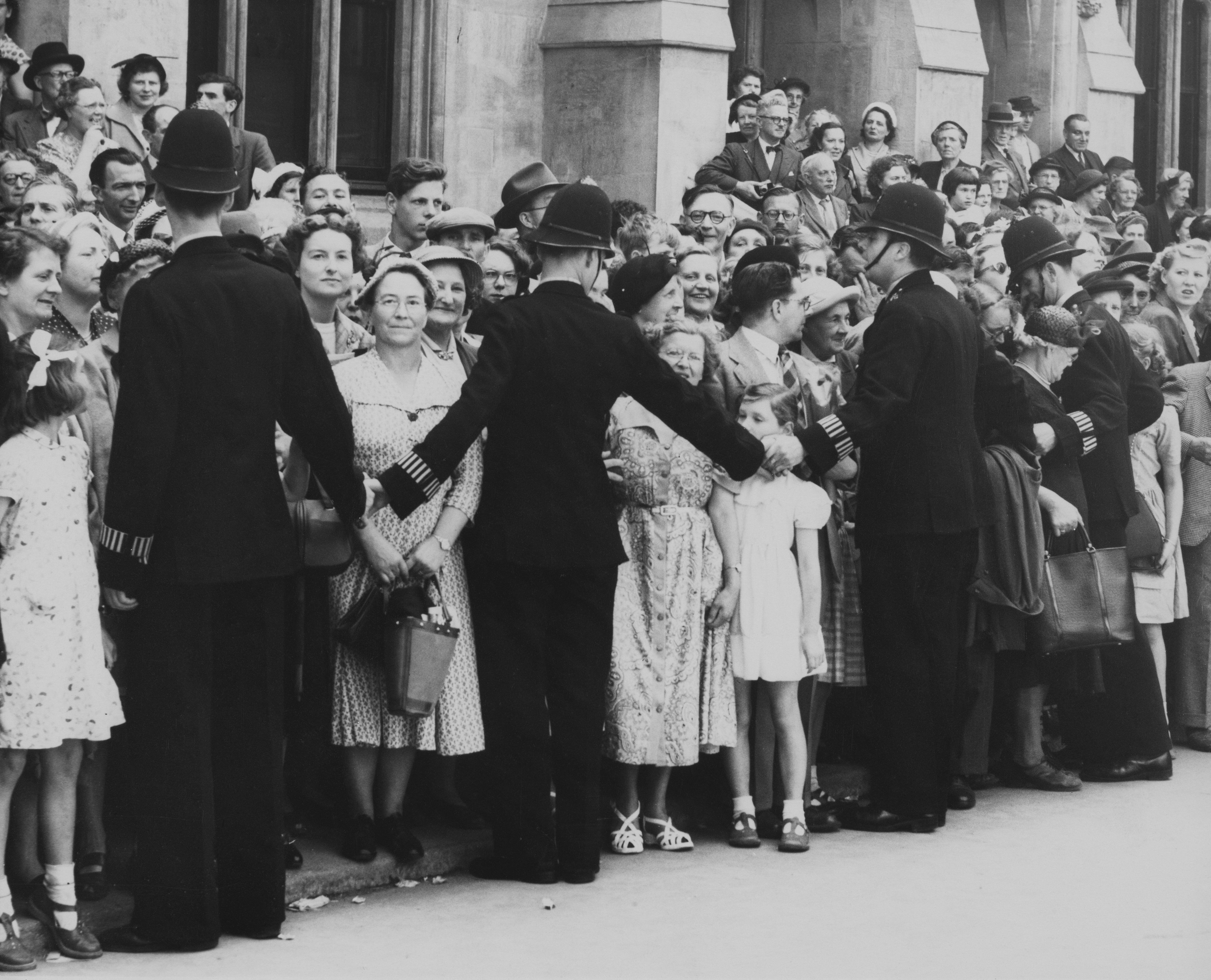 Antes del gran día, el 26 de mayo de 1953 los agentes ya tuvieron que formar un cordón policial para controlar a numerosos curiosos que no se quisieron perder ni siquiera los ensayos para la procesión de la coronación en la abadía de Westminster, en la capital británica.