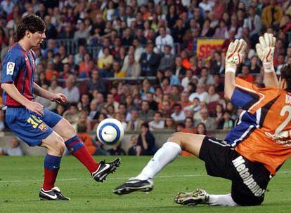 Después de debutar en Liga el 16 de octubre del 2004, Messi consigue su primer gol con el Barcelona el 1 de mayo del 2005 ante el Albacete. Con 17 años, 10 meses y 7 días se convierte en el goleador más joven de la historia del club en la competición.