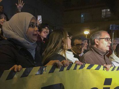 Más de un centenar de personas se concentraron ayer en la Sagrera para denunciar la agresión.