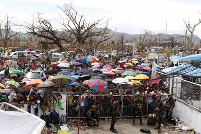 Supervivientes del tifón "Haiyan" esperan para subir a bordo de uno de los vuelos gratuitos organizados por el ejército filipino y estadounidense en Tabloban.
