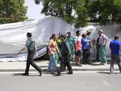 La Guardia Civil levanta el cord&oacute;n ante la Guarder&iacute;a de Colmenar de Arroyo.