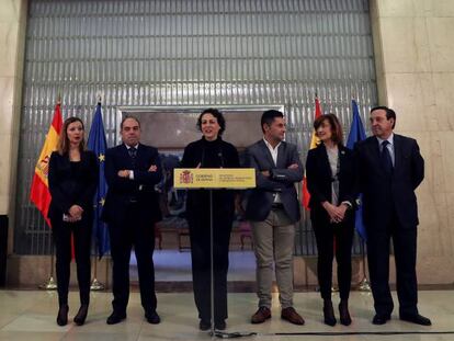 Los representantes de las principales asociaciones de autónomos junto con la ministra de Trabajo en funciones, Magdalena Valerio, (en el centro) y la secretaria de Estado de Empleo, Yolanda Valdeolivas (segunda por la derecha) en noviembre de 2018.