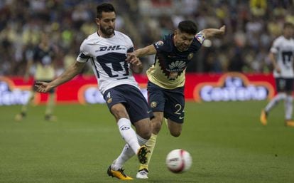 Quintana y Oribe pelean por el balón