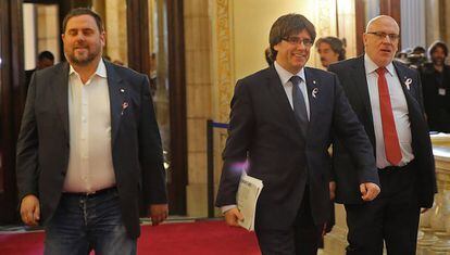 Carles Puigdemont, junto a Oriol Junqueras, en el Parlament