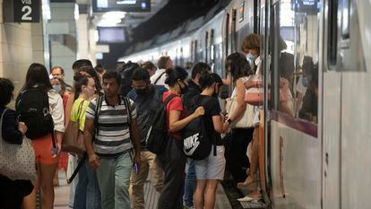Viajeros de Renfe en la estación de Sants (Barcelona).