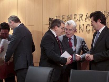Javier Moliner, Alberto Fabra (segundo y tercero por la izquierda) y Jos&eacute; Ciscar (a la derecha) con los responsables de SNC-Lavalin tras firmar el contrato.