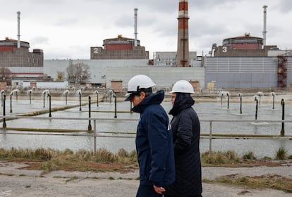 El director general del OIEA, Rafael Grossi, y otro miembro del organismo de la ONU en su visita a la central nuclear de Zaporiyia este miércoles.