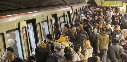 Usuarios apelotonados en los andenes durante la huelga de metro.