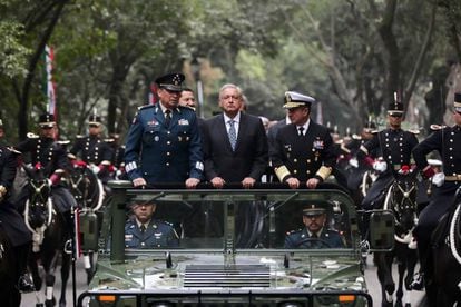 Andrés Manuel López Obrador, acompañado por el titular de la Sedena y la Marina.