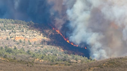 Vista del incendio declarado en la localidad castellonense de Villanueva de Viver, desde el municipio turolense de San Agustín.