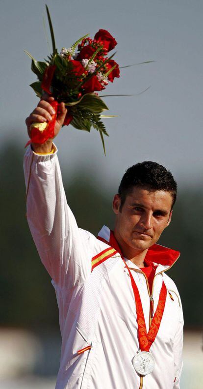 Cal en el podio con su medalla de plata tras entrar en segundo lugar en la prueba de K- 1 de 1000 metros, en Pekín 2008.