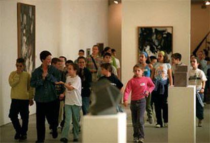 Un grupo de niños asisten a uno de los talleres de arte.