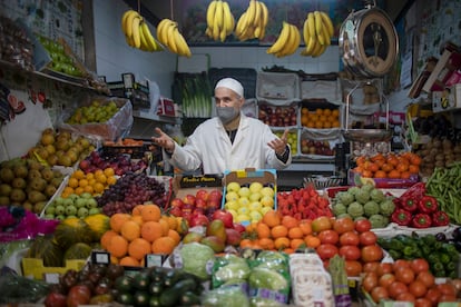 Mohamed Buhia, comerciante de fruta y verdura en el mercado de abastos de Ceuta desde el año 1971.
