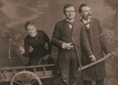 Desde la izquierda, Lou Andreas-Salomé, Paul Rée y Nietzche, en 1882.