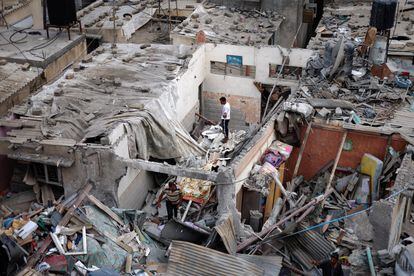 Daños en viviendas gazatíes en Jan Yunis tras los ataques israelíes sobre la Franja, este domingo. 