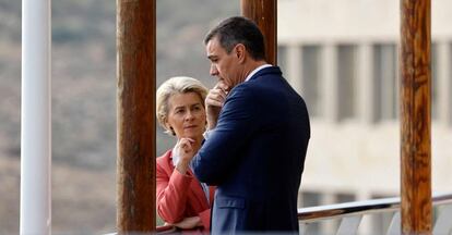 Ursula von der Leyen, presidenta de la Comisión Europea, y Pedro Sánchez, el viernes en Alicante, en la cumbre EU-MED9.