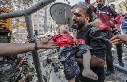 Un palestino lleva el cuerpo sin vida de su hija tras rescatarlo de entre los escombros de un edificio destruido en un ataque aéreo en la ciudad de Gaza. El secretario general de la ONU, António Guterres, ha advertido a los bandos en conflicto que “los ataques indiscriminados contra civiles violan las leyes internacionales”