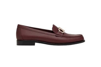 Mocasín Gancini en burdeos de Salvatore Ferragamo (595 €).