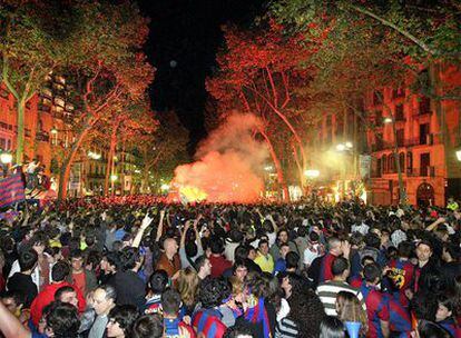 Miles de aficionados concentrados en La Rambla celebran el triunfo de su equipo.