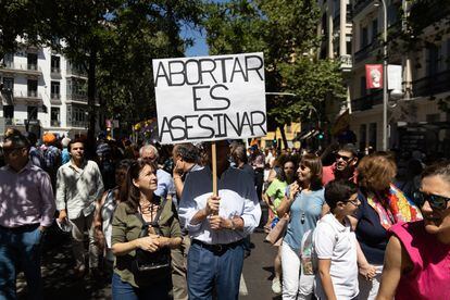 Uno de los asistentes a la protesta contra el aborto, este domingo en Madrid.