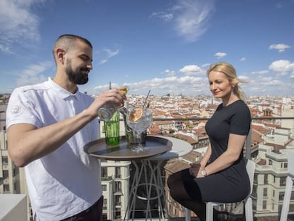 Un camarero de la terraza del Hotel Emperador de Madrid sirve un gin-tonic