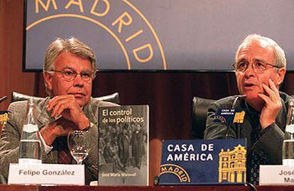 Felipe González, junto a José María Maravall, ayer, en la presentación de un libro del ex ministro.