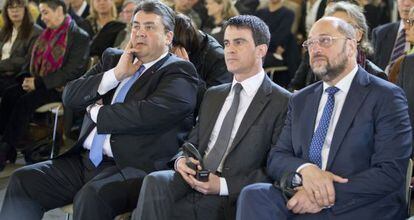 Sigmar Gabriel , Manuel Valls y Martin Schulz, en un encuentro en Berl&iacute;n. 