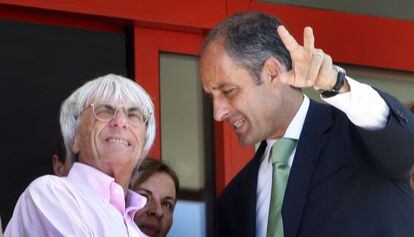 El empresario Ecclestone y el expresidente Camps durante un Gran Premio en Valencia.