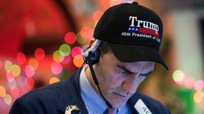 Un agente bursátil llevando una gorra del presidente Donarl Trump
