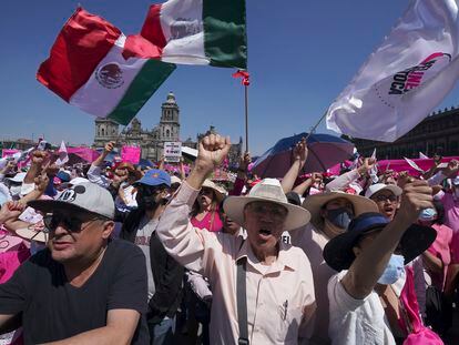 Manifestantes sobre la plancha del Zócalo capitalino, protestan en contra de la propuesta de reforma electoral del presidente Andrés Manuel López Obrador.