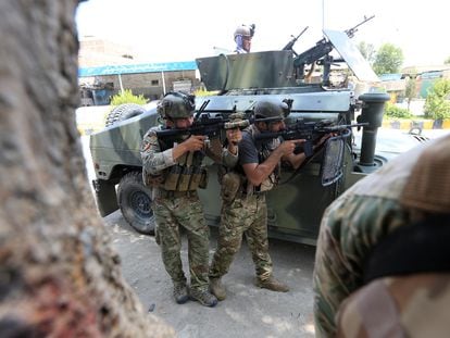 Fuerzas de seguridad afganas vigilan la zona del ataque a la prisión en Jalalabad, este lunes.