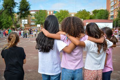 Un grupo de alumnas se abraza durante la protesta estudiantil en el colegio Jose María de Pereda.