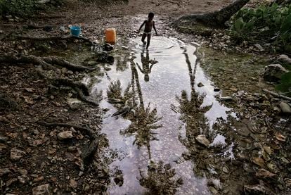 Un niño chapotea en las piscinas del río Nizaíto, en Paraíso.