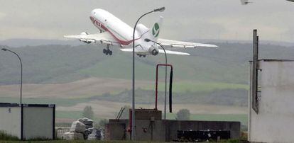 Un avión despega de la pista del aeropuerto de Foronda.