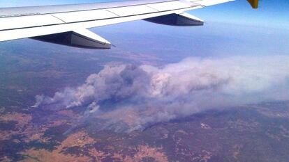 Una vista del fuego captada ayer desde un avión que hacía la ruta entre Palma de Mallorca y Madrid.