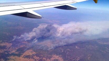 Una vista del fuego captada ayer desde un avi&oacute;n que hac&iacute;a la ruta entre Palma de Mallorca y Madrid.