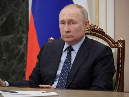 El presidente ruso, Vladímir Putin, preside una reunión con miembros del Gobierno a través de una videoconferencia en el Kremlin en Moscú, Rusia, este viernes.