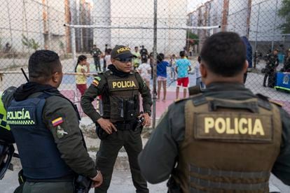 Police are present in the Altos de la Sabana neighborhood, in Sincelejo.