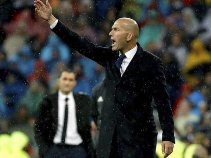 Zidane, en la banda del Bernab&eacute;u.