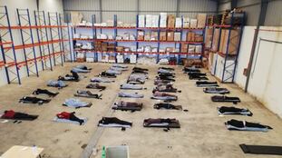 Imagen del interior de la nave donde la Policía custodia a los migrantes llegados a Gran Canaria.