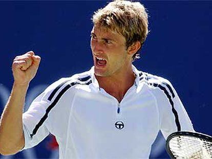 Ferrero celebra su triunfo sobre Agassi en el abierto americano.