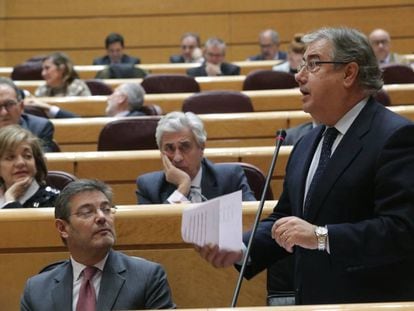 El ministro Zoido respondiendo a preguntas en el Senado. 