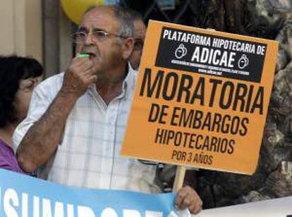 Miembros de la plataforma hipotecaria ADICAE durante una protesta ante la sucursal del banco de España en Valencia contra "los abusos de la banca y los fraudes finacieros". EFE/Archivo