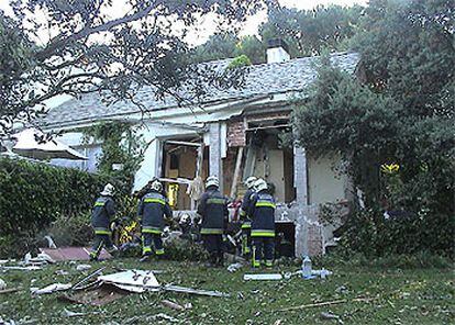 Los bomberos inspeccionan la zona destrozada por la explosión en el chalé de la urbanización Prado Largo de Pozuelo de Alarcón.