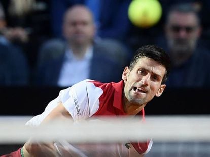 Djokovic sirve durante el partido contra Nishikori, ayer en Roma.
