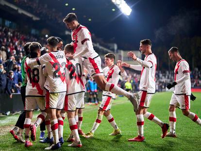 Los futbolistas del Rayo Vallecano celebran el tercer gol frente al RCD Mallorca este lunes en su estadio.