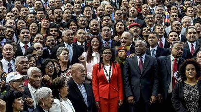 Los miembros de la Asamblea Nacional Constituyente, con Delcy Rodríguez en el centro.