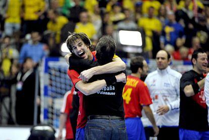 El seleccionador de balonmano, Valero Rivera, y el jugador español Viran Morros se abrazan tras lograr el bronce en el Mundial.