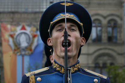 Un soldado ruso durante uno de los ensayos del desfile del Día de la Victoria en Moscú (Rusia).