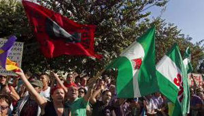 Un millar de manifestantes convocados por el Sindicato Andaluz de Trabajadores (SAT) han intentado esta tarde, sin éxito, ocupar "pacíficamente" el Parlamento autonómico para entregar una petición demandando una renta básica que se financiaría con la devolución de los fondos de los ERE fraudulentos.